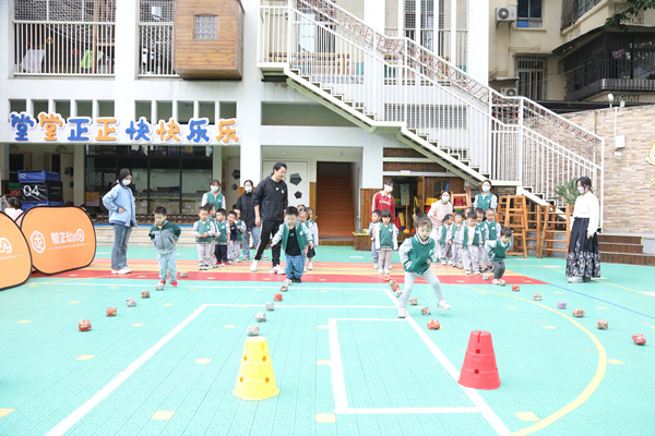蒙正幼儿园开展丰富的室外活动。付军摄